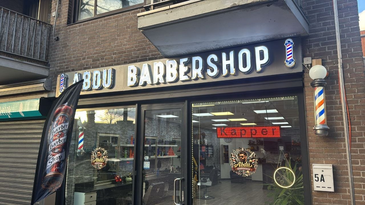 Abdu Barbershop — verlichte 3D-letters met barberpoles