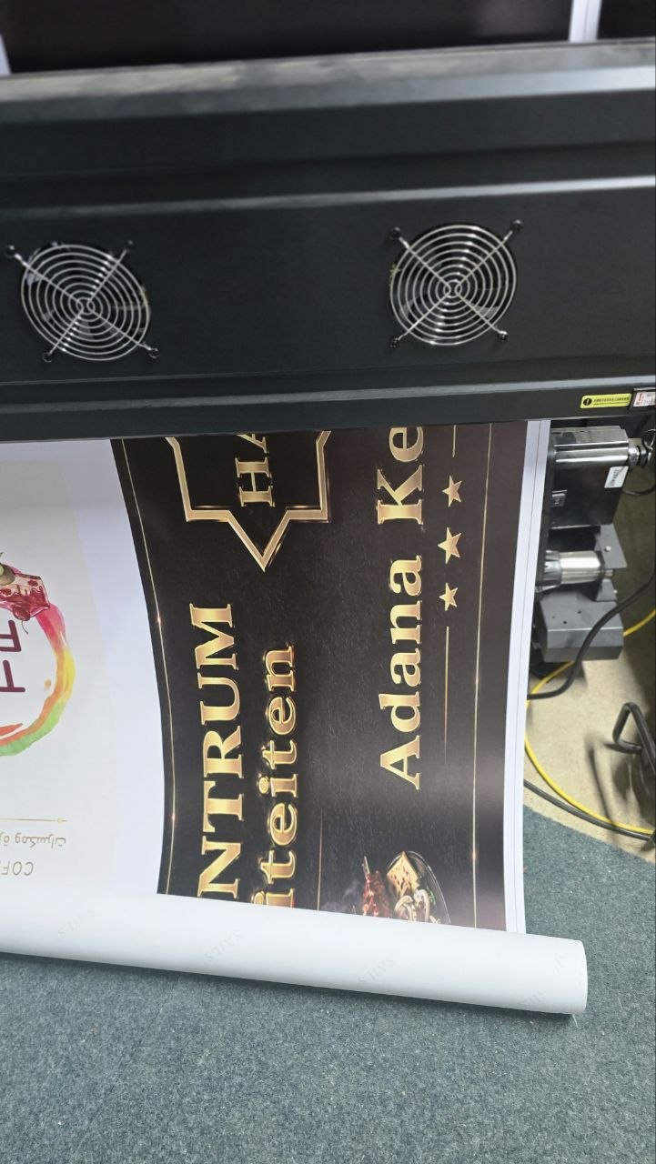 Adana Kebab — grootformaat print vers uit de printer