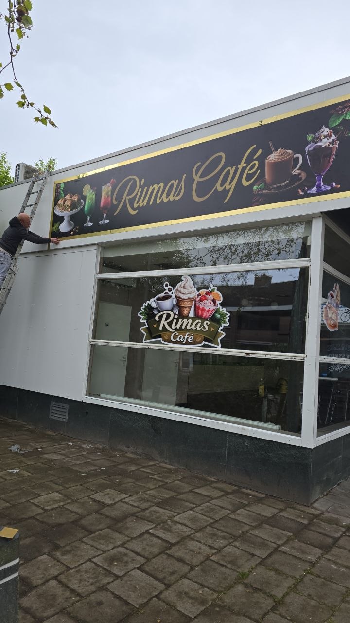 Rimas Café — montage gevelreclame