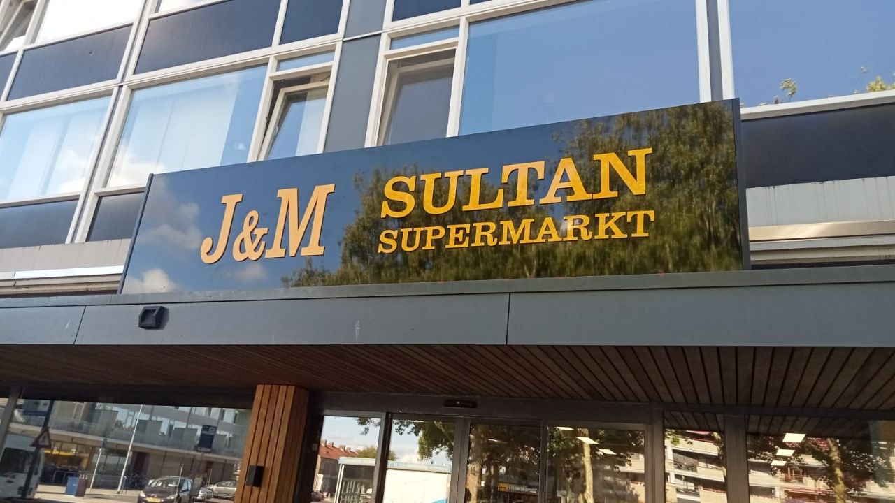 J&M Sultan Supermarkt — gevelletters
